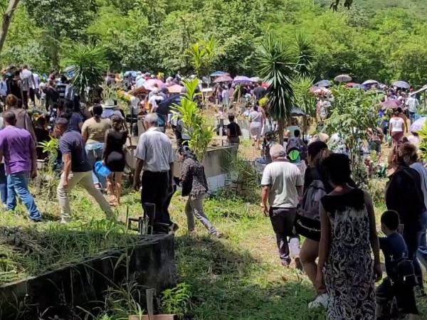 Decenas de pobladores del municipio de Marale, Francisco Morazán, se solidarizaron con los familiares de las tres víctimas de ahogamiento en el Lago de Yojoa, ocurrido el pasado martes. Aquí las imágenes de la multitud de personas que se unieron a estos hondureños en su luto.