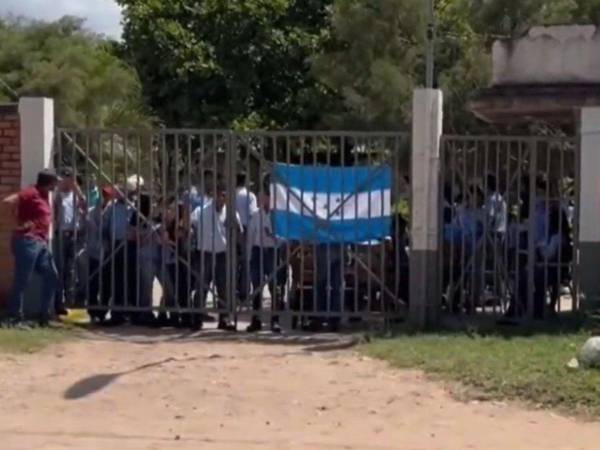 Estudiantes del Cenfa protestan en La Paz por la violación de sus derechos, acusando a orientadoras de acoso e intimidación dentro de la institución.