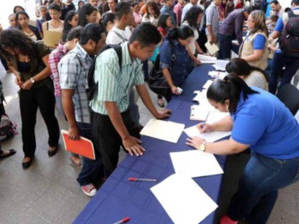 Muchos de jóvenes recién graduados de educación media y superior terminan frustrados cuando no encuentran rápidamente una oportunidad laboral en el mercado nacional.