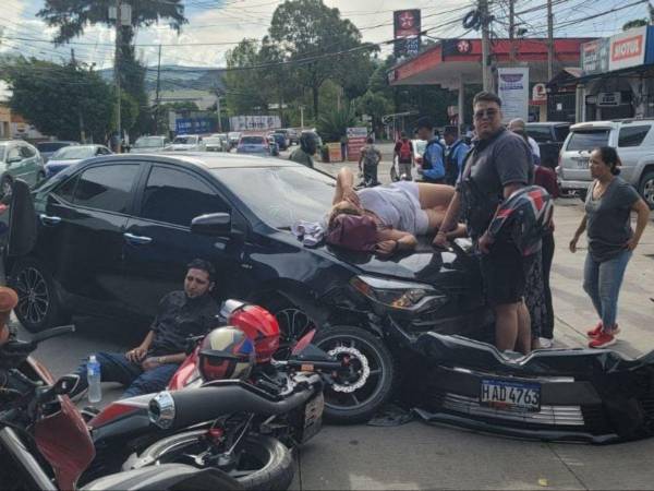 Los jóvenes quedaron malheridos tras el fuerte impacto contra el automotor en el barrio Guanacaste.