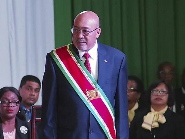 Después de liderar un gobierno militar en la década de los 80, Bouterse ganó las elecciones presidenciales en 2010 y fue reelegido para un segundo mandato en 2015.