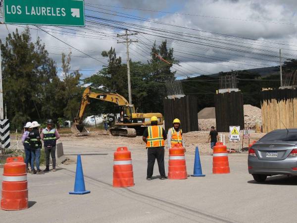 Cerrada la rotonda hacia Mateo por construcción de solución vial