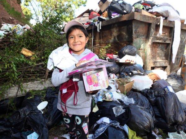 En muchos hogares hondureños hay niños que no tendrán una cena caliente ni un estreno especial, mucho menos un juguete que les permita divertirse y soñar, por lo que el trineo navideño de EL HERALDO se desplazó a varios sectores de la capital para encender una sonrisa en el rostro de varios pequeñines.