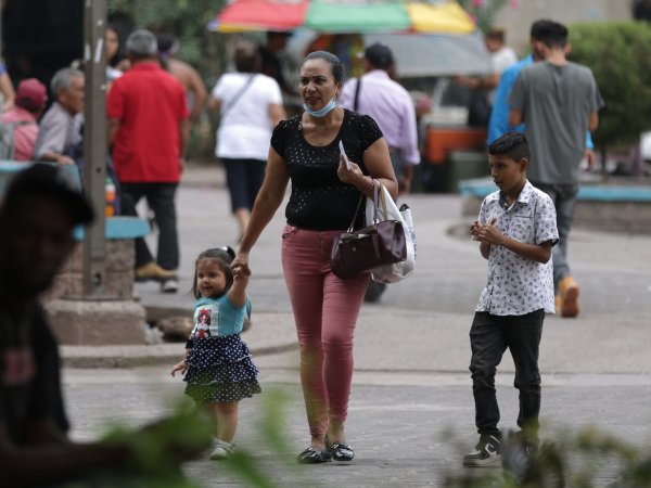 Según la Encuesta de Hogares de 2023, en el país había más de 811 mil jefas de hogar, muchas de ellas mujeres que son el soporte económico de la familia.