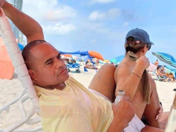 Tras haber cumplido su condena, disfruta de su libertad en las playas de Miami, aunque su pasado criminal.