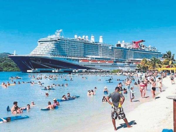 En 2023 llegaron al país más de 1.3 millones de cruceristas a la isla de Roatán, la mayoría provenientes de Estados Unidos.