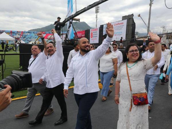 Los funcionarios de Educación saludando al público en el Estadio Nacional.