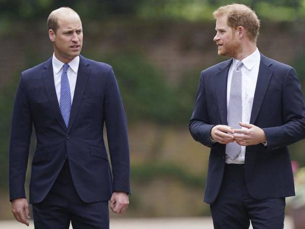 Un nuevo desaire se vive en la visita del príncipe Harry al Reino Unido donde una vez más se puso en evidencia el alejamiento que existe entre él y el resto de los miembros de la familia real, sobre todo con su hermano William, con quien tampoco se ha reunido en esta ocasión, pese a que todo indicaba que el encuentro entre los hermanos se daría, los rumores apuntan que William rechazó recibir a Harry por diferentes motivos. A continuación los detalles.