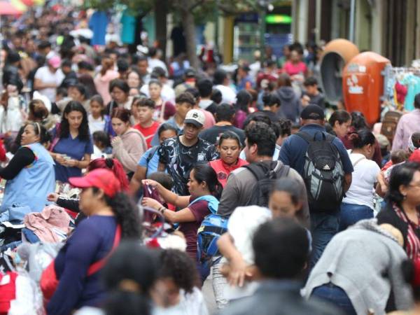 Desde primeras horas de la mañana de este lunes, los capitalinos abarrotaron el Centro de Tegucigalpa en busca de lo necesario para disfrutar de la Nochebuena.