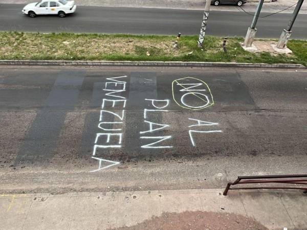 La calle del bulevar Fuerzas Armadas amaneció pintada con la frase: “No al plan Venezuela”, tras las denuncias del PN.