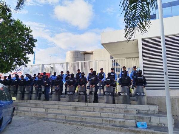 Un fuerte contingente policial resguarda la entrada del CCG.