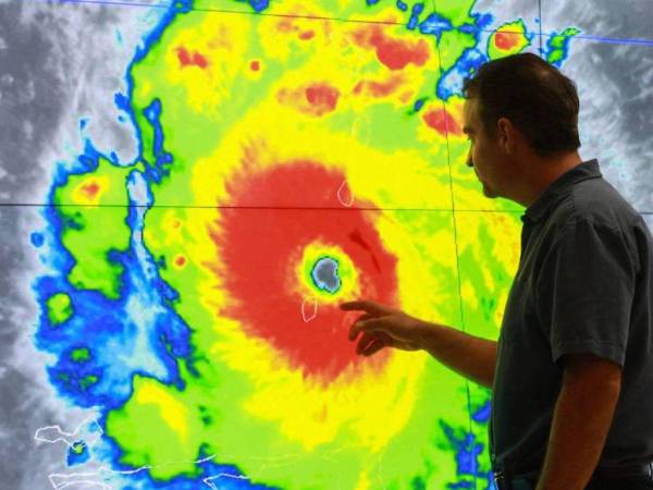 Las autoridades recomiendan a la población tomar las medidas de prevención necesarias durante la temporada de fenómenos climáticos.