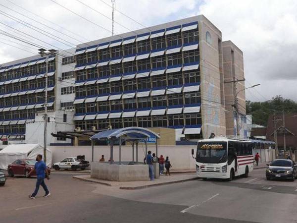 Desde la semana pasada, el Hospital Escuela ya no cuenta con guardias de seguridad de una empresa privada, sino que ahora son militantes del partido de gobierno.