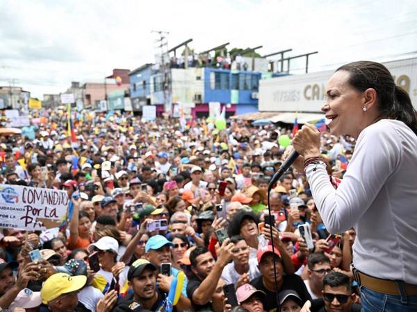 El evento, marcado por un fervor popular, destacó la lucha por la libertad y la justicia en Venezuela.