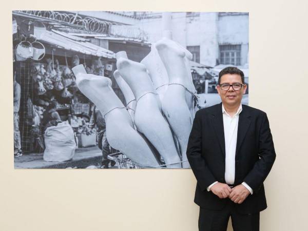 Un hallazgo que preserva el enfoque de Godoy hacia lo abstracto y lo cotidiano en su trabajo fotográfico es la escena de maniquíes en el mercado, resultado de una gira orquestada por el CAC-UNAH.