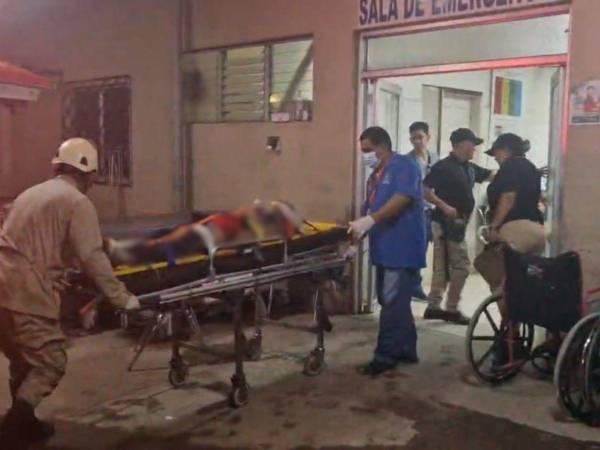 Momento en el que fue trasladado el cuerpo del joven al centro asistencial.