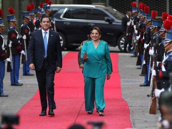 Vistiendo un atuendo color azul turquesa y acompañada por su hijo Héctor Manuel Zelaya, este es el look de la presidenta Xiomara Castro este 15 de septiembre.