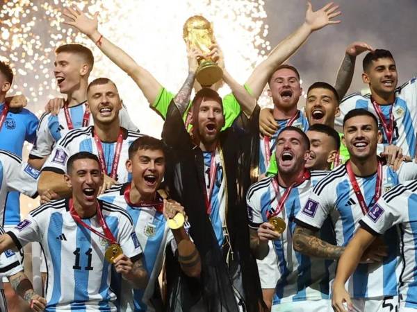 Salió campeón con Argentina en la Copa del Mundo en Qatar 2022.