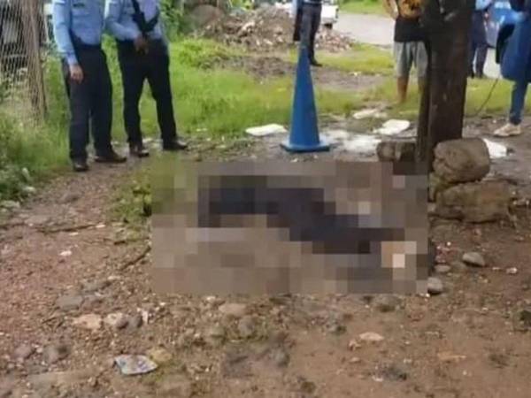 El cuerpo de la joven fue encontrado en una calle de tierra.