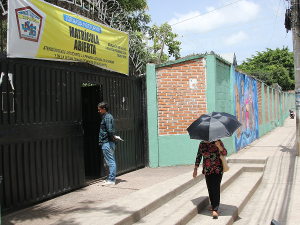 No hay ningún agente de seguridad a las afueras ni cerca del colegio. Las autoridades de la institución piden ayuda.