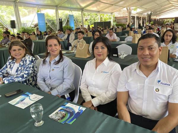 <i>Representantes de Grupo Ficohsa junto a otras empresas participantes.</i>