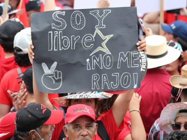 ”Soy Libre ¡No me rajo!”, son algunos de los mensajes que se leen en la movilización convocada por Libre para que sus simpatizantes muestren su apoyo hacia las decisiones del gobierno de Xiomara Castro.