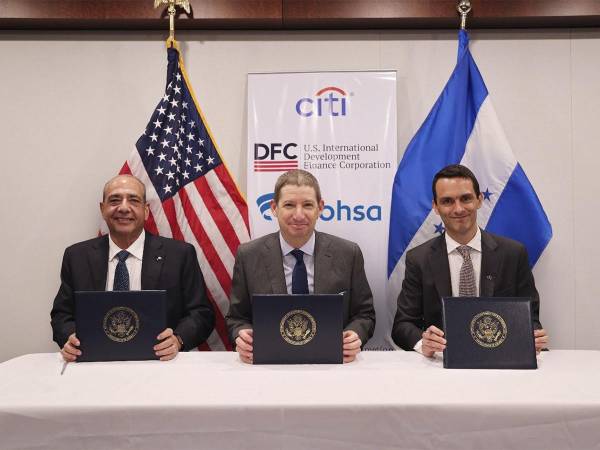 Camilo Atala, Presidente Ficohsa, Scott Nathan, CEO, DFC y Alejandro Gómez, CEO de Citi Honduras, durante el anuncio oficial de este importante financiamiento.