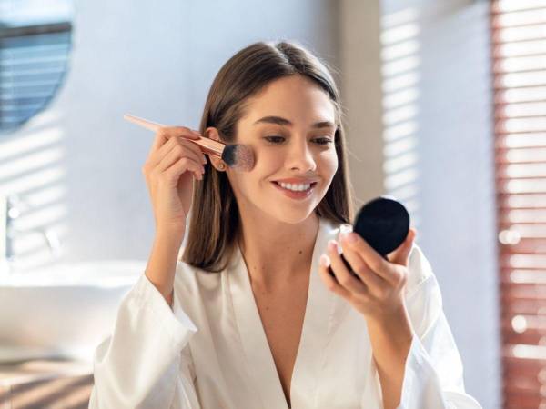 La clave para un maquillaje natural y favorecedor es la sutileza. Enfócate en resaltar tus rasgos más atractivos y utiliza productos de calidad que se adapten a tu tono de piel.