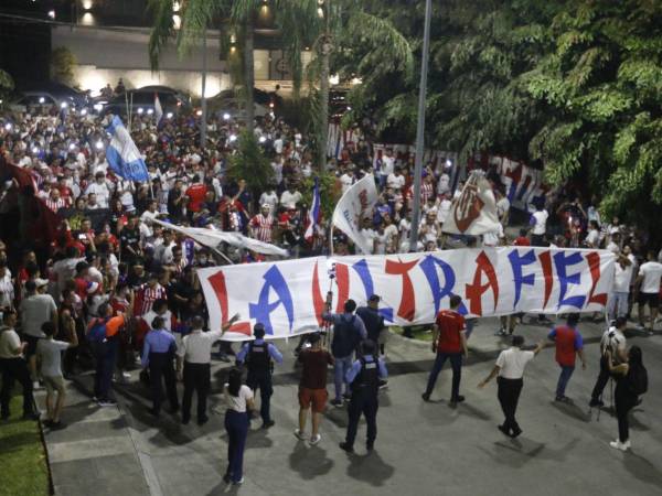 Aficionados de Olimpia y miembros de la barra Ultra Fiel viajaron hasta San Pedro Sula y mostraron su apoyo total al equipo merengue previo a la final contra Marathón.