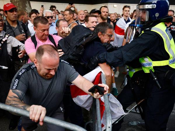 Violentos enfrentamientos estallaron entre policías y manifestantes en Southport, en el norte de Inglaterra, donde un ataque con cuchillo durante una clase de baile cobró la vida de tres niñas.