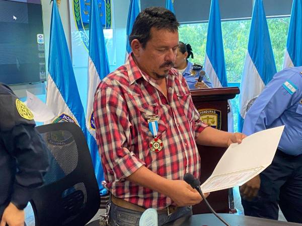 La Secretaría de Seguridad de Honduras otorgó la Condecoración “Prócer Dionisio de Herrera” a don Elías René Valladares para reconocer su heroica intervención que salvó la vida de varios migrantes en el occidente del país.