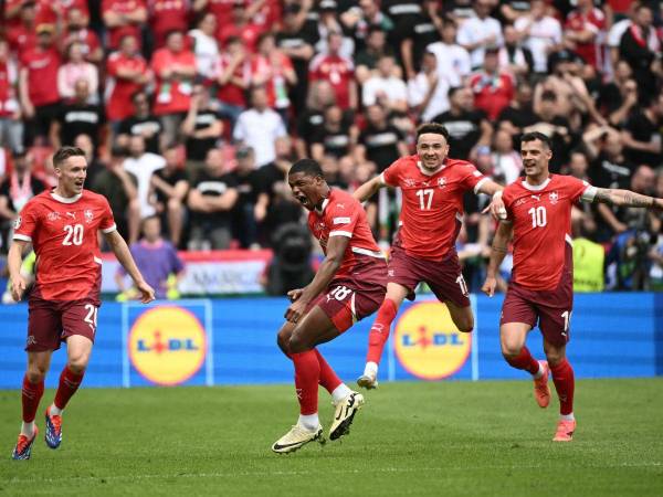 El delantero suizo #18 Kwadwo Duah celebra marcar el gol inicial con sus compañeros (de izquierda a derecha), el mediocampista #20 Michel Aebischer, el mediocampista #17 Ruben Vargas y el mediocampista #10 Granit Xhaka durante el partido de fútbol del Grupo A de la UEFA Euro 2024 entre Hungría y Suiza en Colonia.