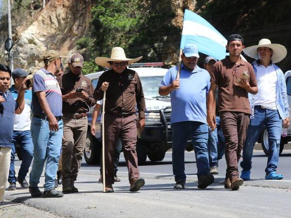 El padre Leopoldo Serrano llegó a Tegucigalpa luego de recorrer más de 240 km de San Pedro Sula a la capital con el fin de reunirse con la presidenta Xiomara Castro personalmente para abordar la problemática que viven los damnificados de la Aldea La Reina, en el municipio de Protección, en el departamento de Santa Bárbara. La mandataria hondureña ya se puso en contacto con el religioso vía llamada telefónica, ¿qué hablaron? A continuación los detalles.