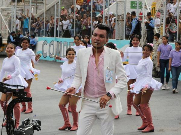 Un dinámico instructor llamó la atención en los desfiles patrios celebrados en la capital de Honduras este 15 de septiembre. El joven tomó la batuta y lideró al cuadro de bellas estudiantes.