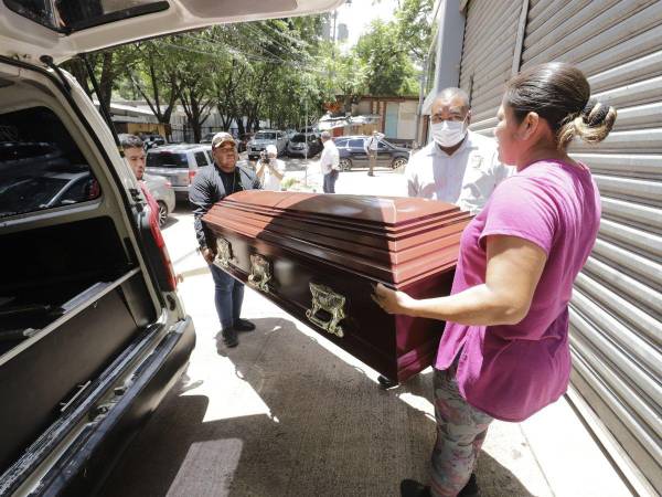 Los familiares retiraron de la morgue de Medicina Forense el cuerpo de Wendy Leticia Zavala Barahona y lo trasladaron a El Progreso.