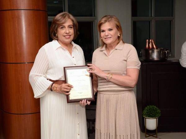 Anabel Gallardo y Aline Flores.