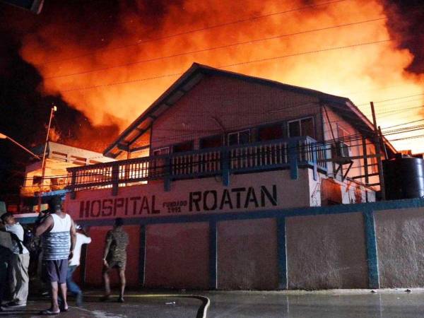 Las instalaciones reducidas a cenizas pero con la fortuna de no reportar pérdidas materiales registró el pavoroso incendio registrado en el Hospital de Roatán. Las llamas se propagaron por varios minutos, provocando una ardua labor por parte del Cuerpo de Bomberos. Los pacientes fueron trasladados a distintos centros asistenciales. A continuación lo que han reportado autoridades y testigos del siniestro.