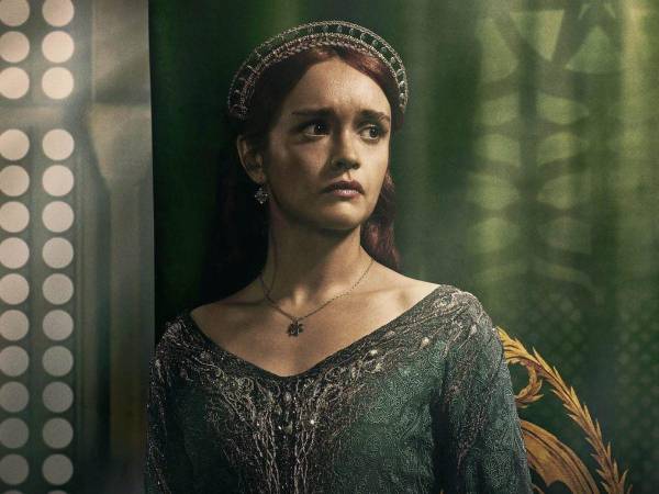 La segunda temporada de House of the Dragon ha llegado a su fin, dejando a los espectadores con la incertidumbre sobre el destino de sus personajes más icónicos. Entre ellos, Alicent Hightower, interpretada por Olivia Cooke, se encuentra en una posición nada alentadora.