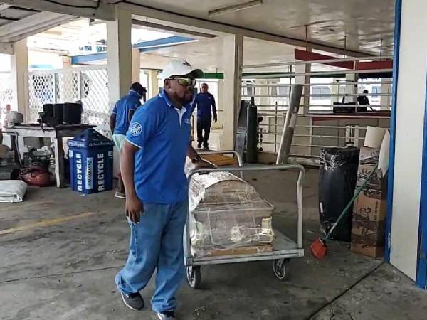 En ferry llegaron los restos de Gordon a Roatán.