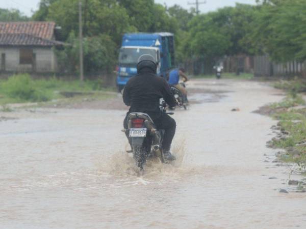 Las autoridades decretaron alerta roja ante el riesgo por inundaciones, derrumbes y deslizamientos.