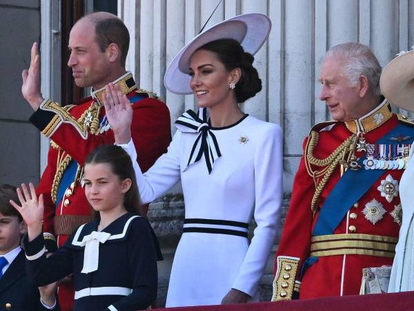 Kate Middleton estuvo presente en el balcón del Palacio de Buckingham durante el desfile del cumpleaños del rey ‘Trooping the Colour’.