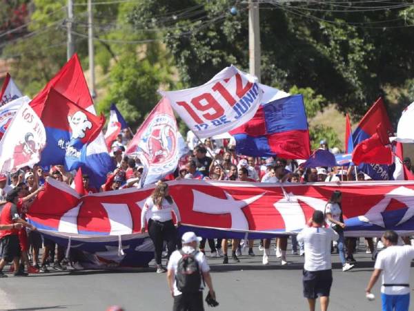 Policía logra controlar disturbios entre aficionados de Motagua y Olimpia en la previa del clásico