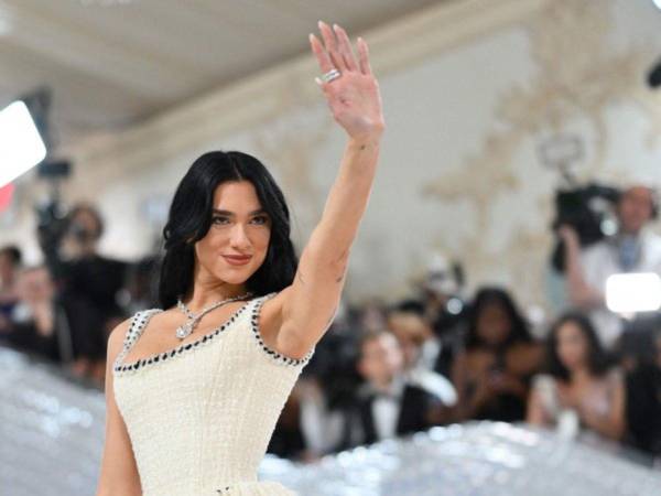 Invitados y celebridades llegan a la Met Gala 2024, un evento de moda que aborda la sostenibilidad y la belleza de la naturaleza, en el Museo Metropolitano de Arte de Nueva York.