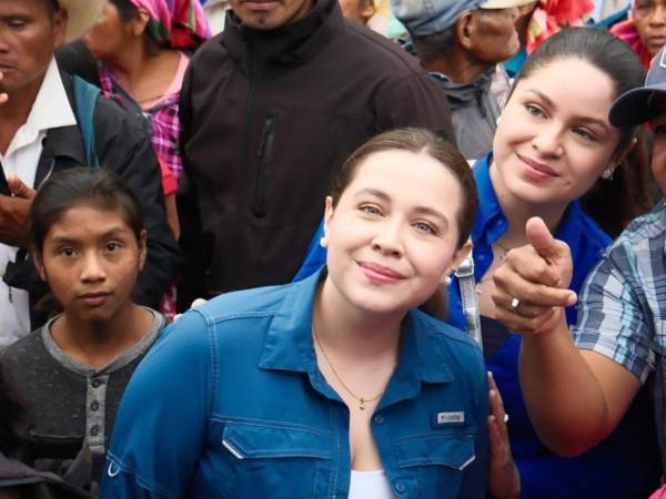 Daniela Hernández. hija del expresidente de Honduras Juan Orlando Hernández y la precandidata presidencial, Ana García, presentó ante las autoridades del Partido Nacional su precandidatura para buscar un puesto en el Congreso Nacional (2026-2030).