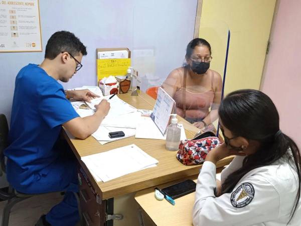 Los estudiantes afirman que tienen ciertas restricciones, por parte de algunos docentes, para tratar con los pacientes.