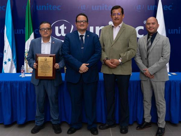 La mesa principal estuvo integrada por el doctor Alejandro Young, Decano de la Facultad de Ciencias de la Salud de UNITEC; ingeniero Javier Salgado, Vicerrector Académico de UNITEC; doctor Juan Hernández, secretario Técnico y Operativo del COMAEM: y el ingeniero Anael Espinoza, Decano de Innovación Educativa de UNITEC.