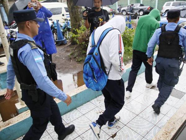 Los dos jóvenes que habían sido detenidos fueron dejados en libertad y fueron entregados a sus familiares.