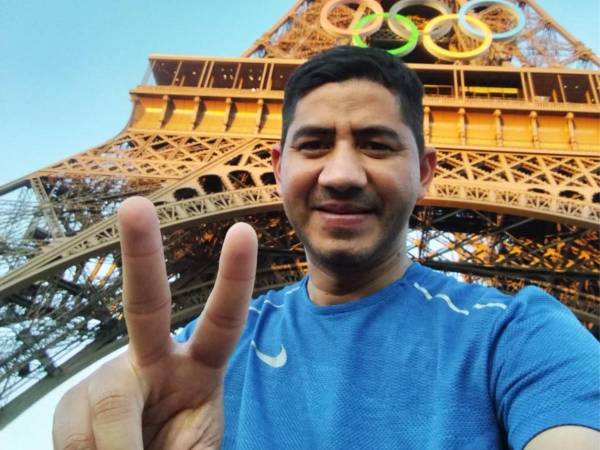 <i>El ganador, Eber Luque, posando frente a la icónica Torre Eiffel, una parada inolvidable en su viaje a París.</i>