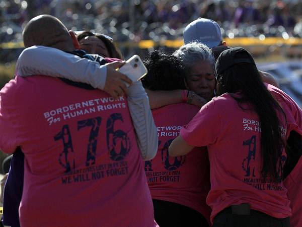 Familias se abrazan durante un evento en río Bravo este sábado, en Ciudad Juárez, estado de Chihuahua (México).