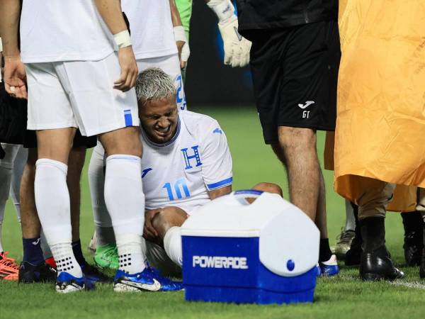 Alexander López se tuvo que salir del campo en camilla luego de lesionar su rodilla cuando iniciaba el partido.